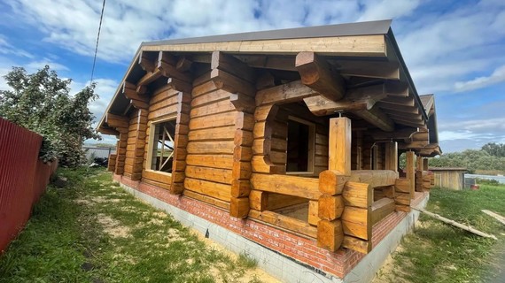 Дом из лафета готов. Приступили к отделочным работам.