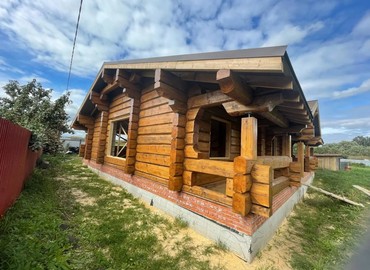 Дом из лафета готов. Приступили к отделочным работам.