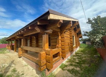 Покраска дома. Дом из лафета сосна. Продолжаем отделку дома. Окна заказаны, приступили к монтажу инженерных коммуникаций.